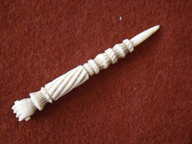 A fine 19th century sailor carved whalebone  BODKIN with clenched fist handle — image 2